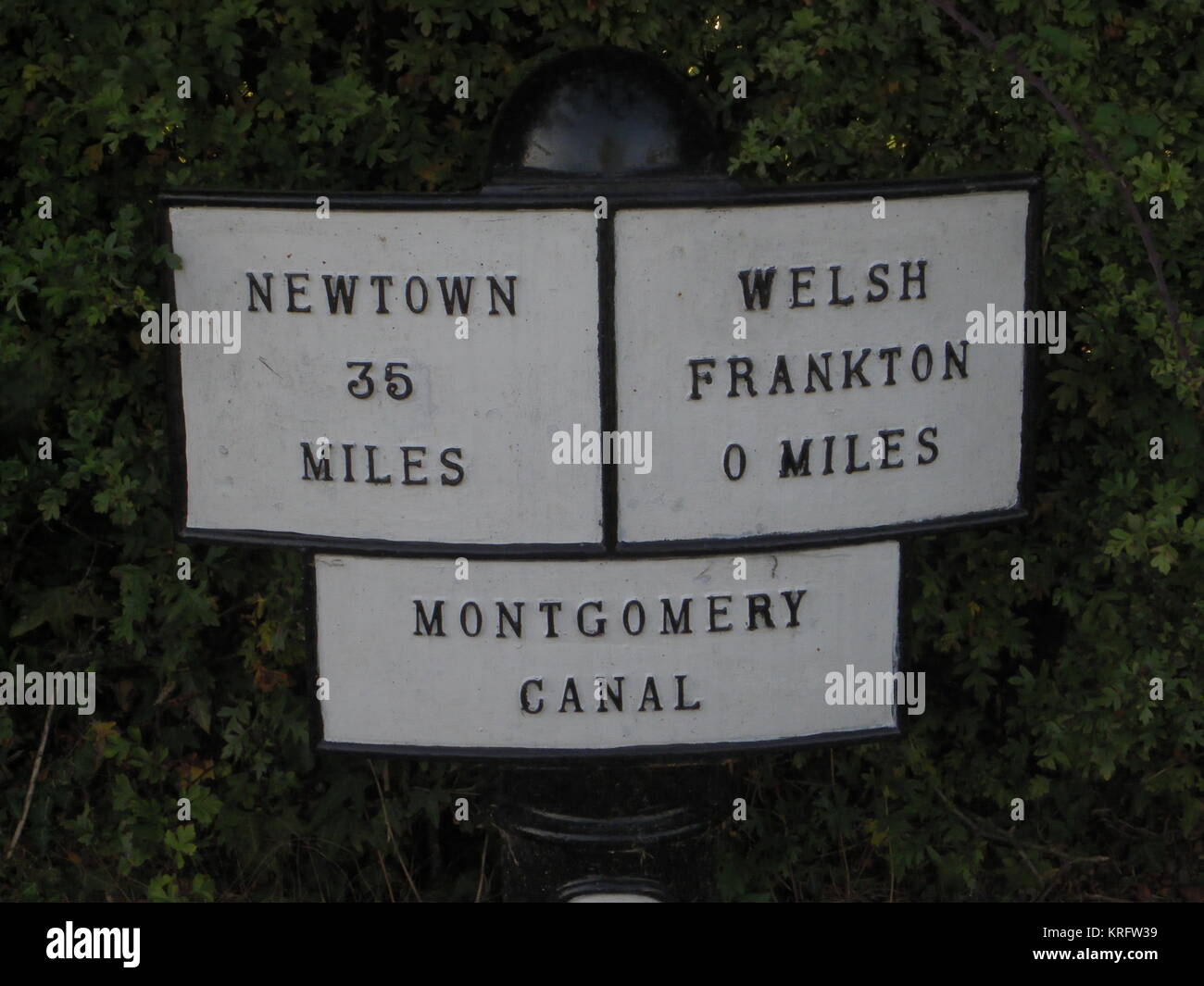 Meilenmarkierung bei Frankton Locks, Montgomery Canal Stockfoto