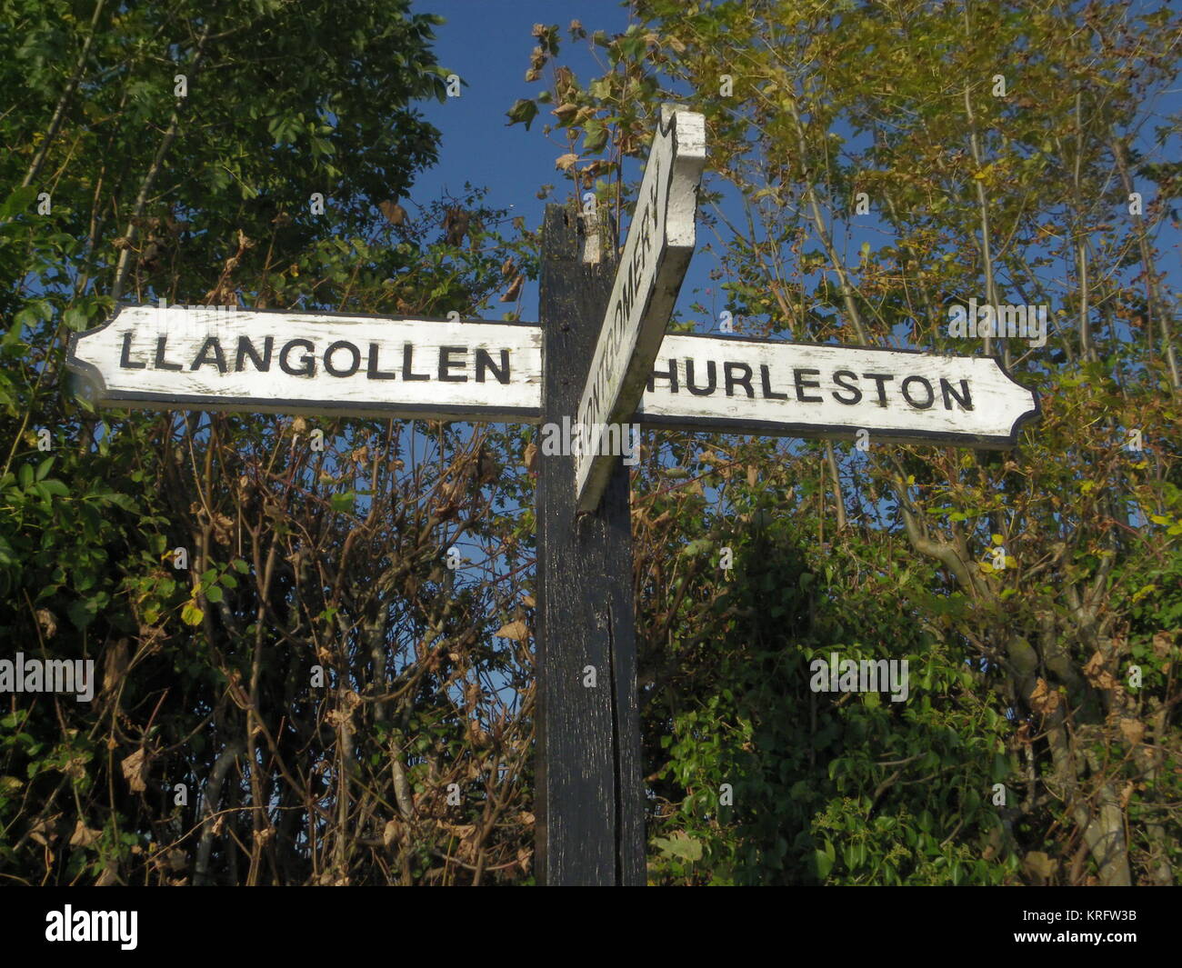 Wegweiser in der Nähe der Kreuzung Llangollen Canal und Frankton Junction auf dem Montgomery Canal mit Wegweisern zu Llangollen, Montgomery und Hurleston. Stockfoto