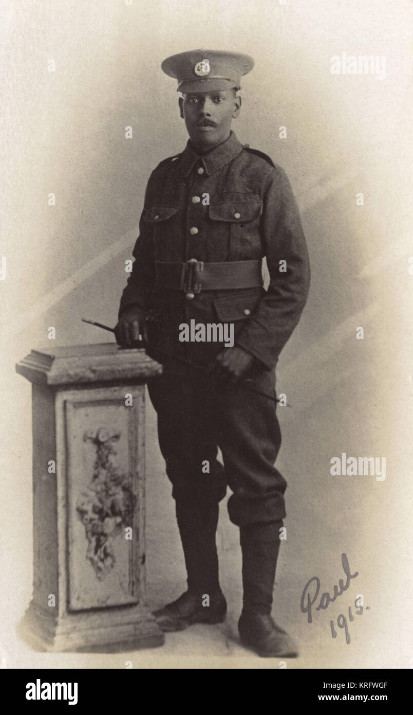 Studio Portrait eines schwarzen Britischen Soldaten während des Ersten Weltkrieges. Seine Abzeichen Gap bezeichnet er ist Mitglied der Hampshire Regiment. Das Bild ist signiert, Paul, 1915. Datum: 1915 Stockfoto