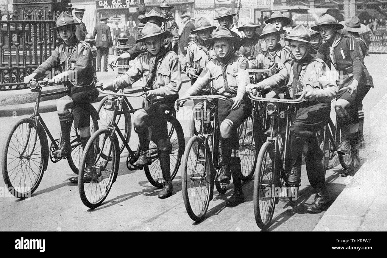 Eine Gruppe von Pfadfindern auf Fahrrädern während des Ersten Weltkrieges, als Sie vorzügliche Arbeit in der Bewachung Telegrafenleitungen, Brücken und die Bereitstellung von amtlichen Nachrichten. Datum: 1914 Stockfoto