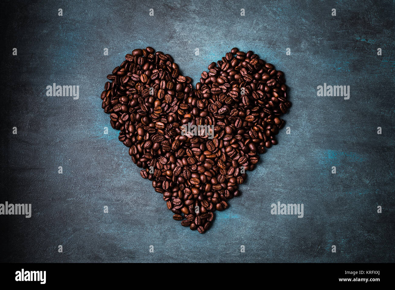 Kaffeebohnen als Herz geformt Stockfoto