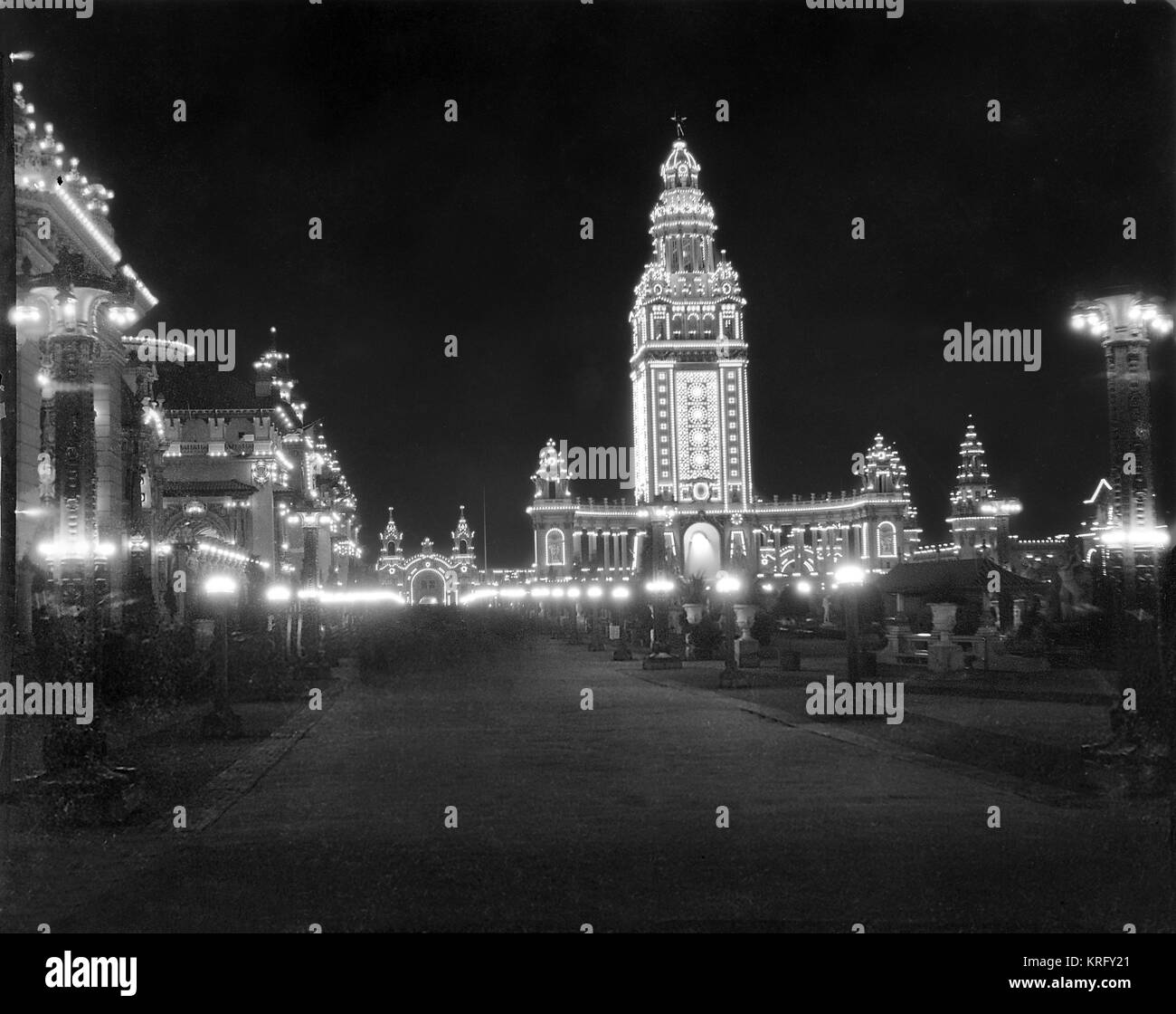 Nacht Turm Ansatz auf der Panamerikanischen Ausstellung Welt statt in Buffalo, New York, USA, vom 1. Mai bis November 2, 1901. Bild von der Kamera Nitrat negativ. Stockfoto