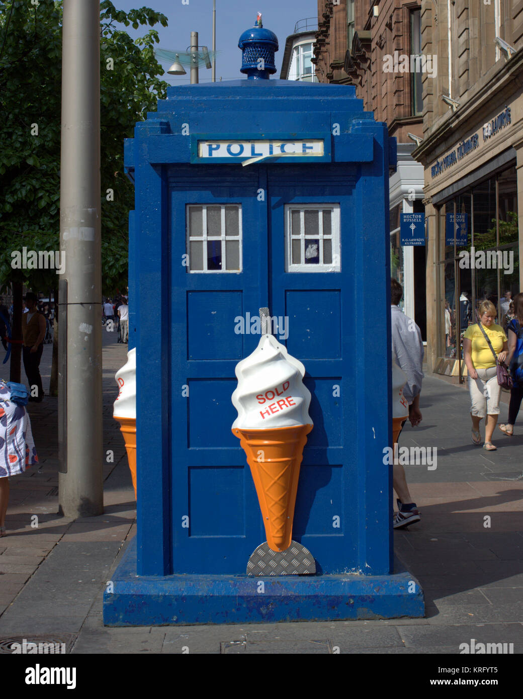 Dr Who tardis blau Polizei außerhalb der neuen Website der Ivy restaurant Glasgow in einer ihrer vielen Erscheinungsformen wie ein Eis Verkäufer Stockfoto