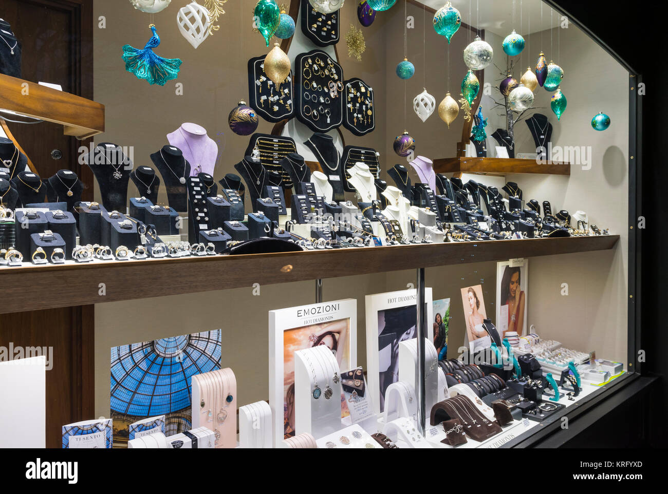 Schmuck Shop Fenster öffnen in einem kleinen Juweliere