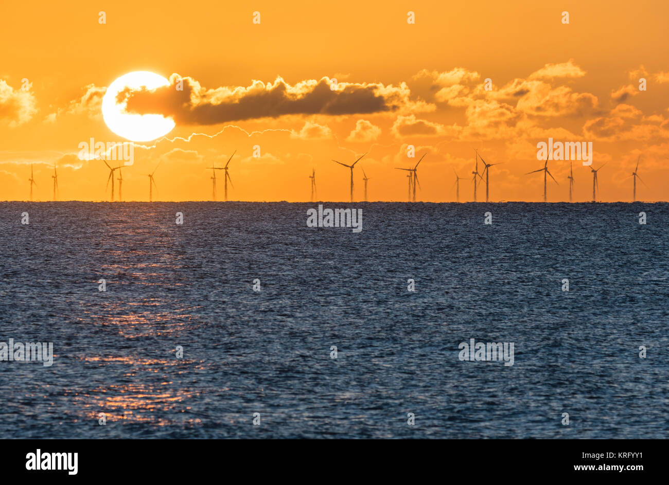 Sonnenaufgang über dem Meer auf der Website der Rapunzeln Offshore-windparks Entwicklung im Meer vor der Südküste von England, UK. Stockfoto