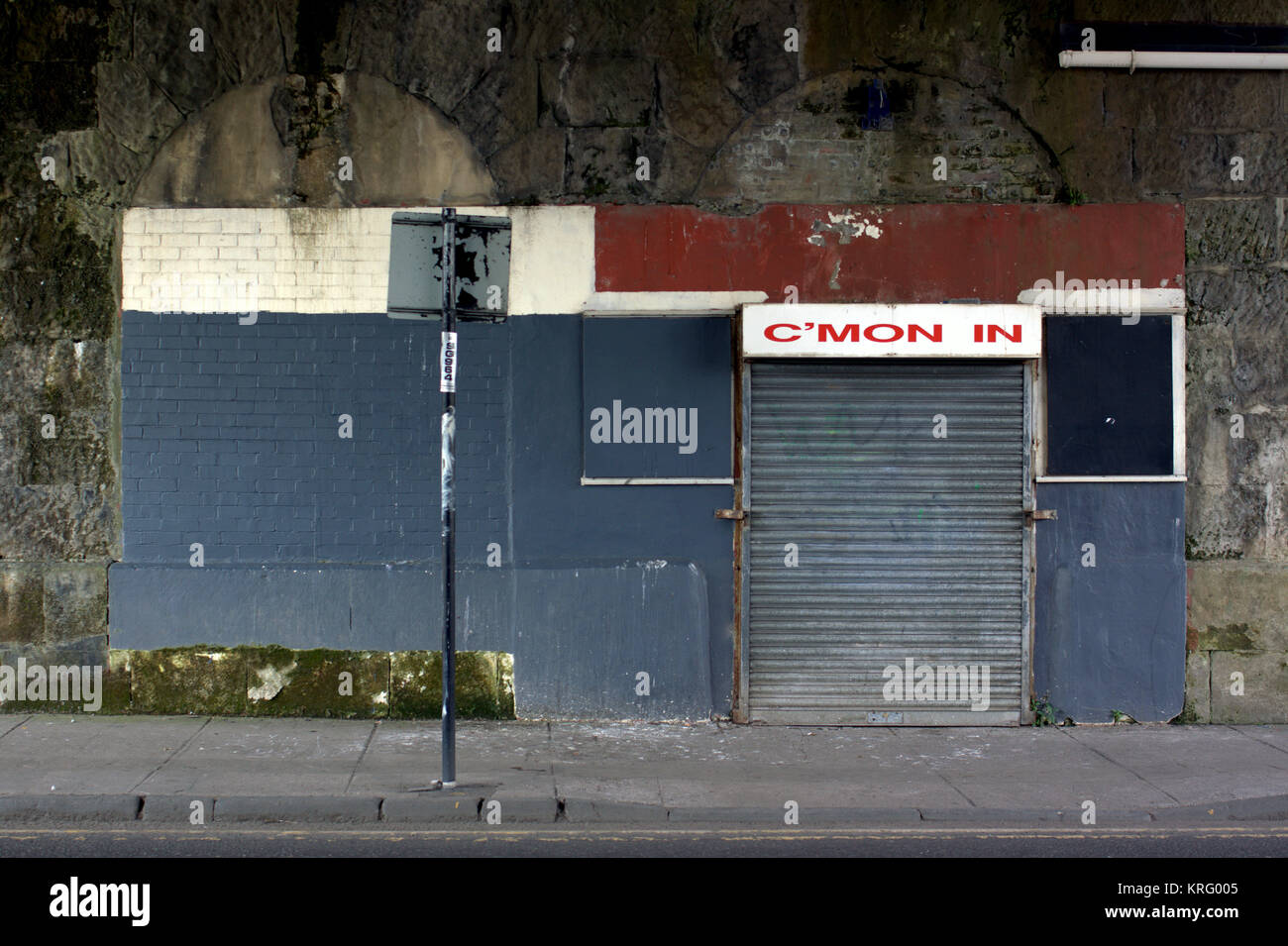 Ironisch, lustig Grafik shopfront umgangssprachliche Bezeichnung c'mon an in geschlossenen nicht einladend Front auf leere trostlose Straße kommen Stockfoto