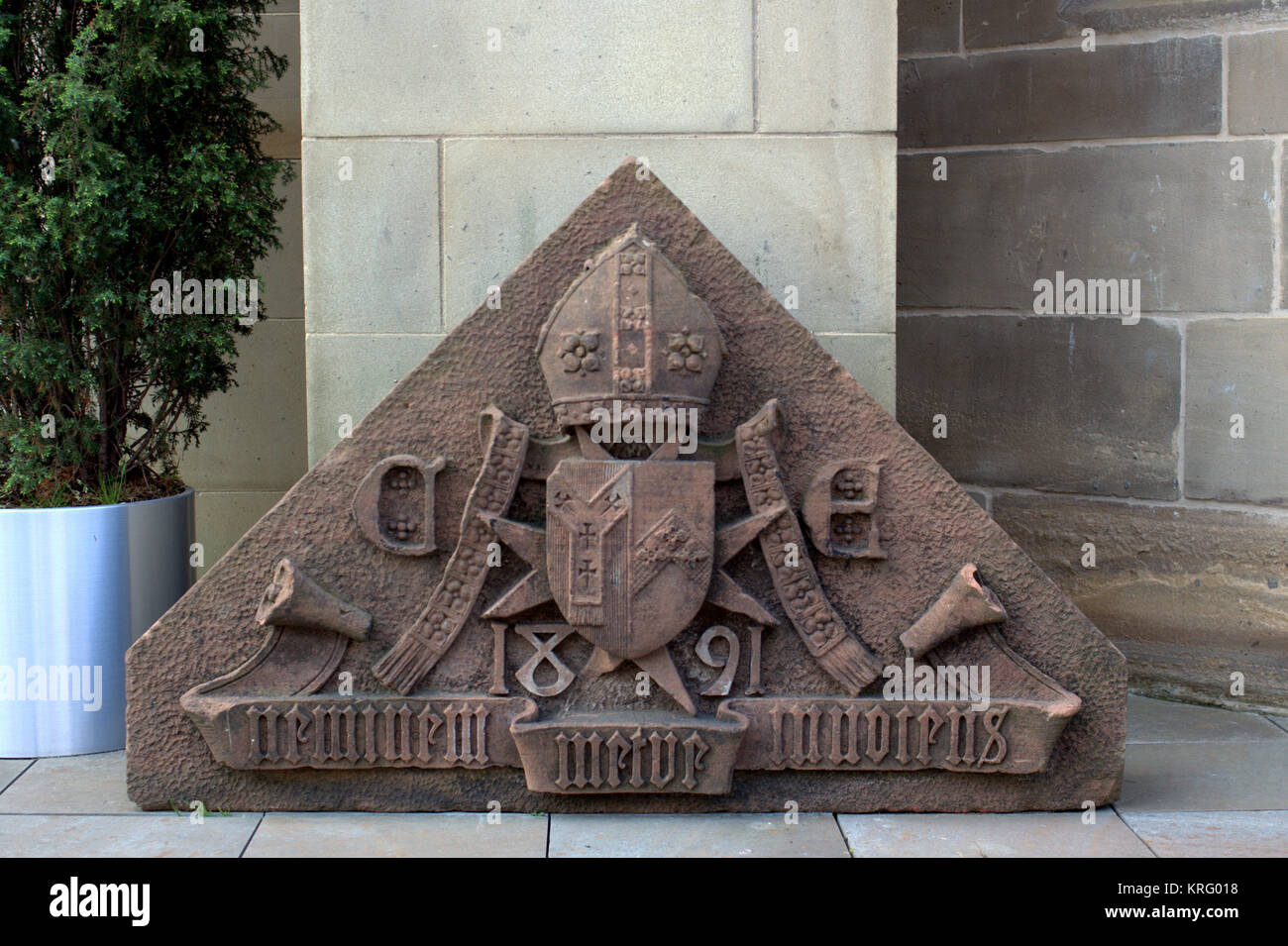 Alte Kirche Gedenkstätte mit geschnitzten Stein Römisch-katholischen Wappen der Erzdiözese Glasgow St Andrew's Cathedral, Dunlop Street, Glasgow Stockfoto