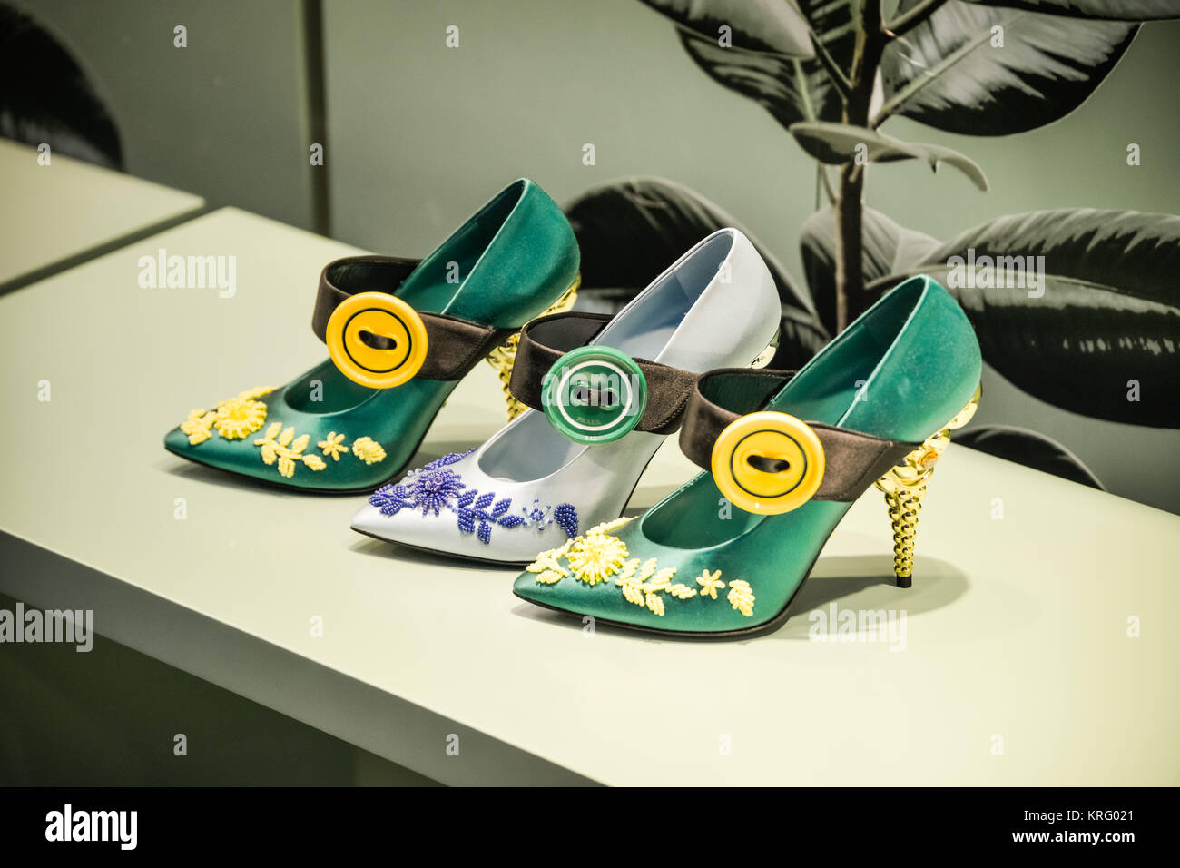 Prada Schuhe Marke Fenster Store in via Condotti Rom Italien, shopping  Luxusmode made in Italien Stockfotografie - Alamy
