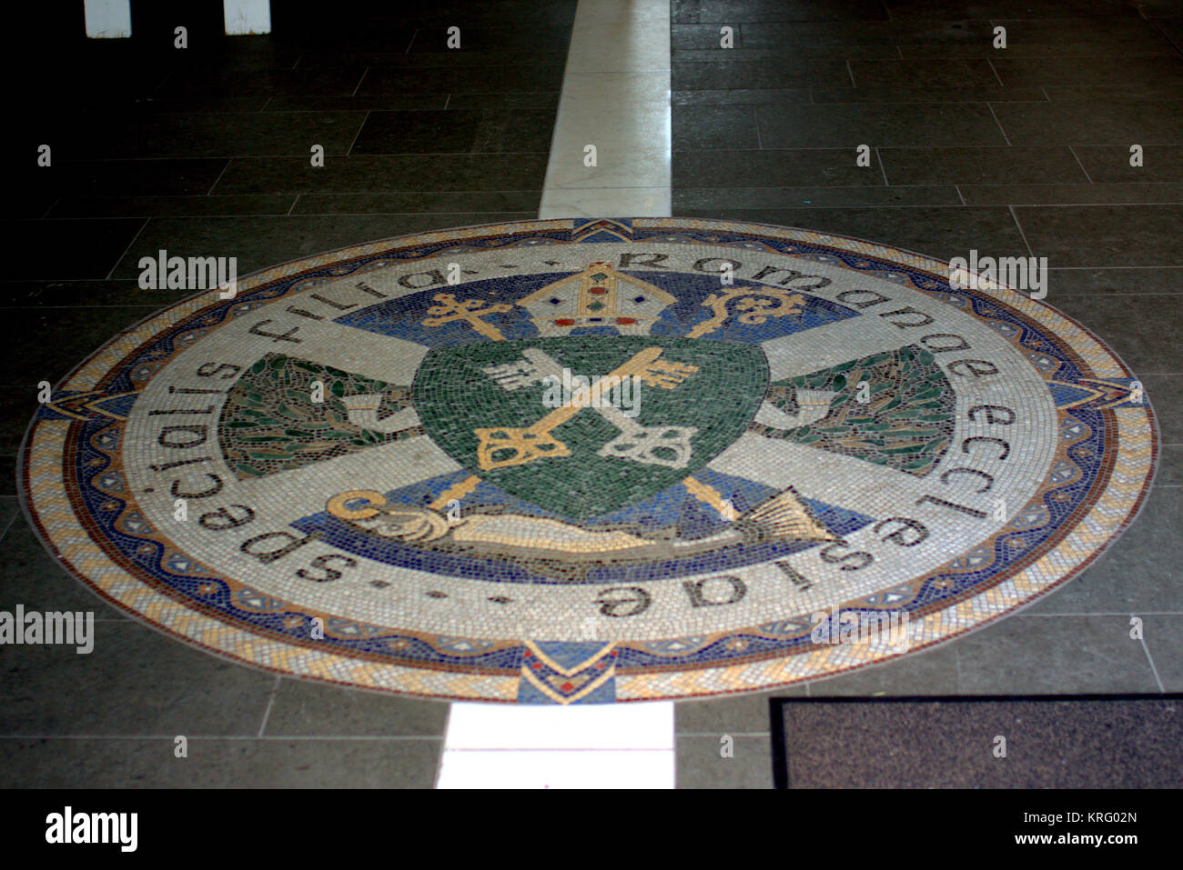 Foyer fliesen Römisch-katholischen Wappen der Erzdiözese Glasgow St Andrew's Cathedral, Dunlop Street, Glasgow, Vereinigtes Königreich Stockfoto