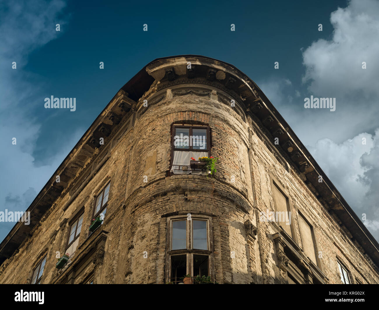 Von der oberen Ecke der alten Ziegel Wohn haus Stockfoto