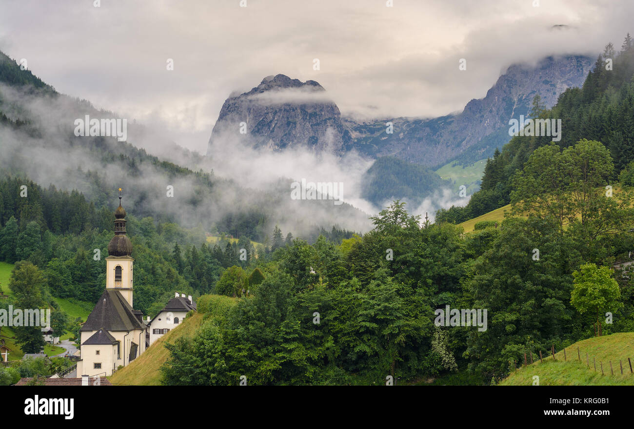 Alpine Valley mit Wolken. Ramsau, Deutschland Stockfoto