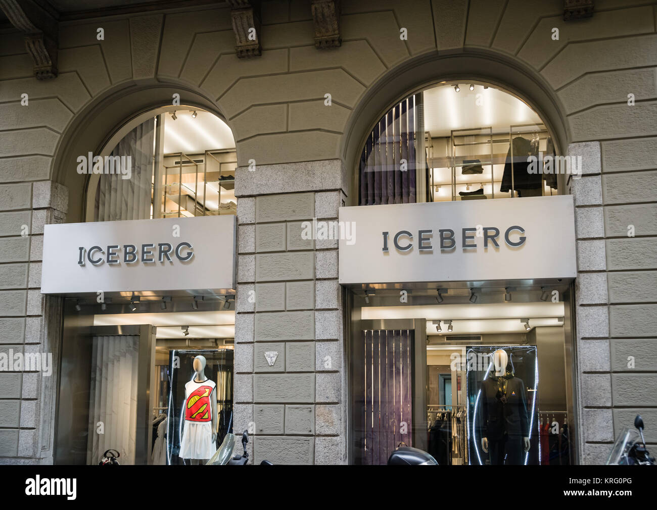 Mailand, Italien - 28. Februar 2017: Schaufenster eines Eisbergs in Mailand - Montenapoleone, Italien. Wenige Tage nach der Mailänder Modewoche. Feder Summe Stockfoto