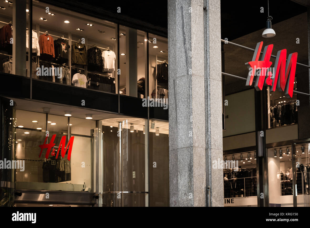 Mailand, Italien - 9. Oktober 2016: Schaufenster und Eingang eines H&M-shop  in Mailand, Italien. Wenige Tage nach der Mailänder Modewoche. Herbst  Winter 2017 Sammlung Stockfotografie - Alamy