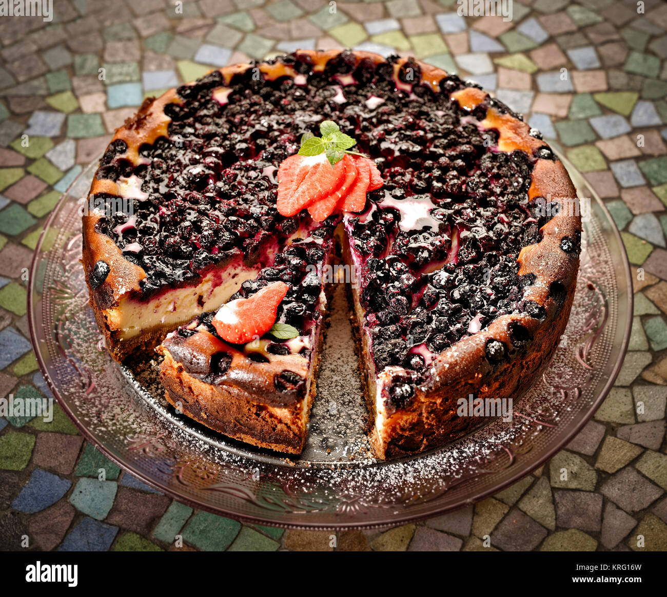 Blueberry Cheesecake mit Erdbeeren Stockfoto