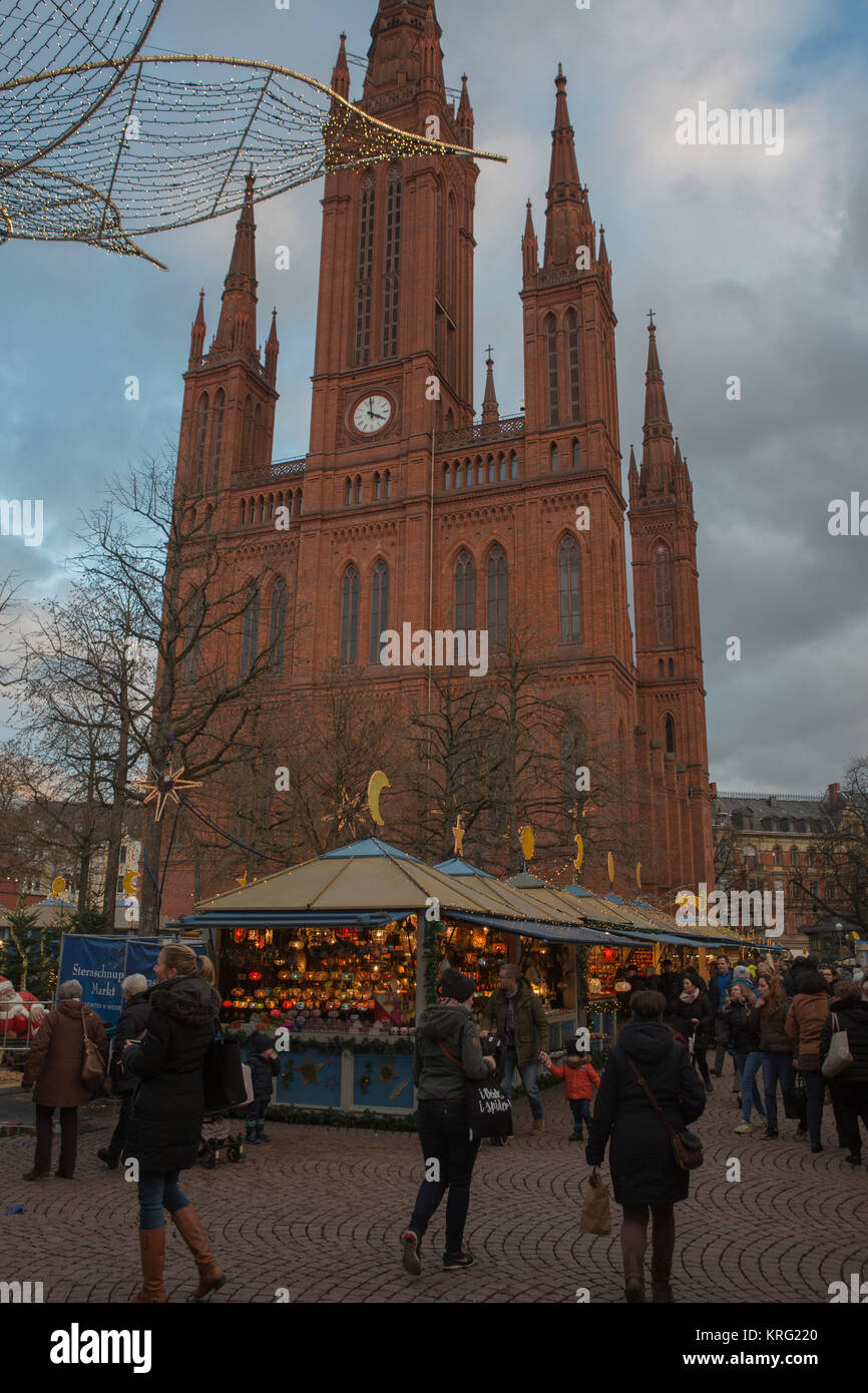 Menschen schlendern über den Weihnachtsmarkt rund um die Marktkirche (Markt Kirche). Die Twinkling Star Weihnachtsmarkt in Wiesbaden statt, ich Stockfoto