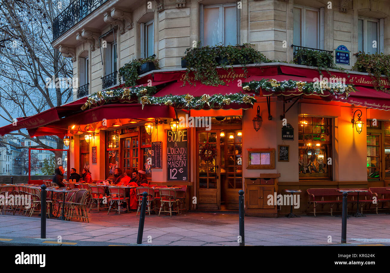 Die berühmte Brasserie de l'Ile Saint-Louis für Weihnachten dekoriert, Paris, Frankreich. Stockfoto