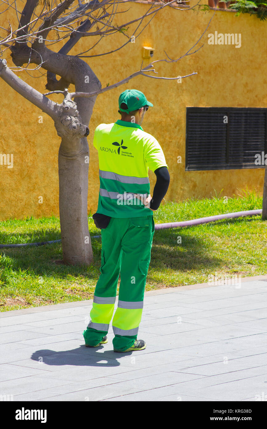 Los Cristianos Teneriffe eine lokale Umwelt Rat Arbeiter auf einem Mobiltelefon Stockfoto
