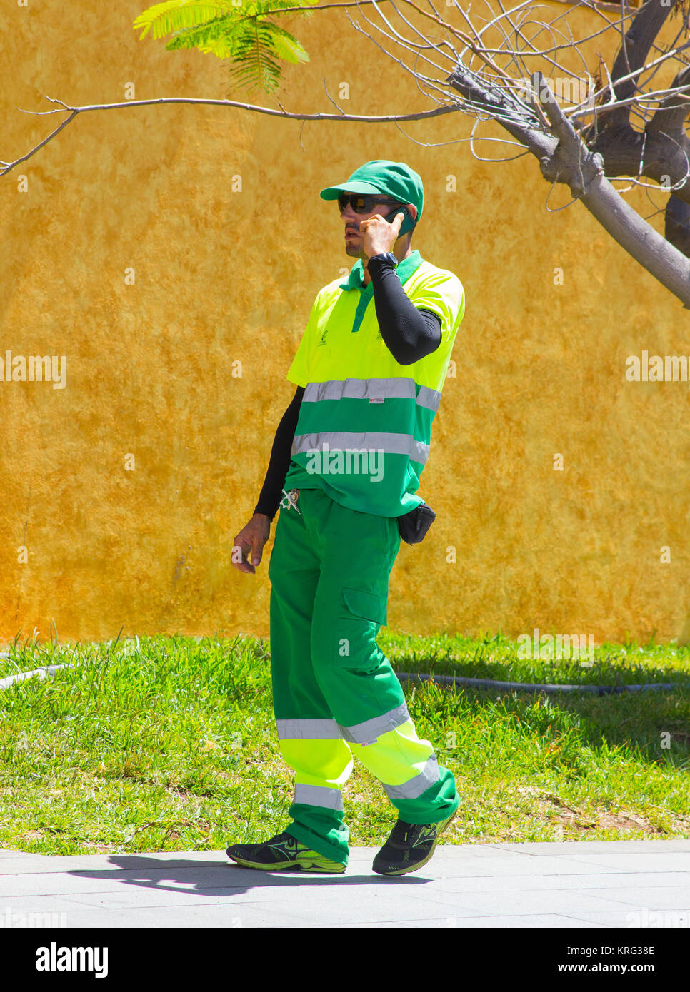 Los Cristianos Teneriffe eine lokale Umwelt Rat Arbeiter auf einem Mobiltelefon Stockfoto