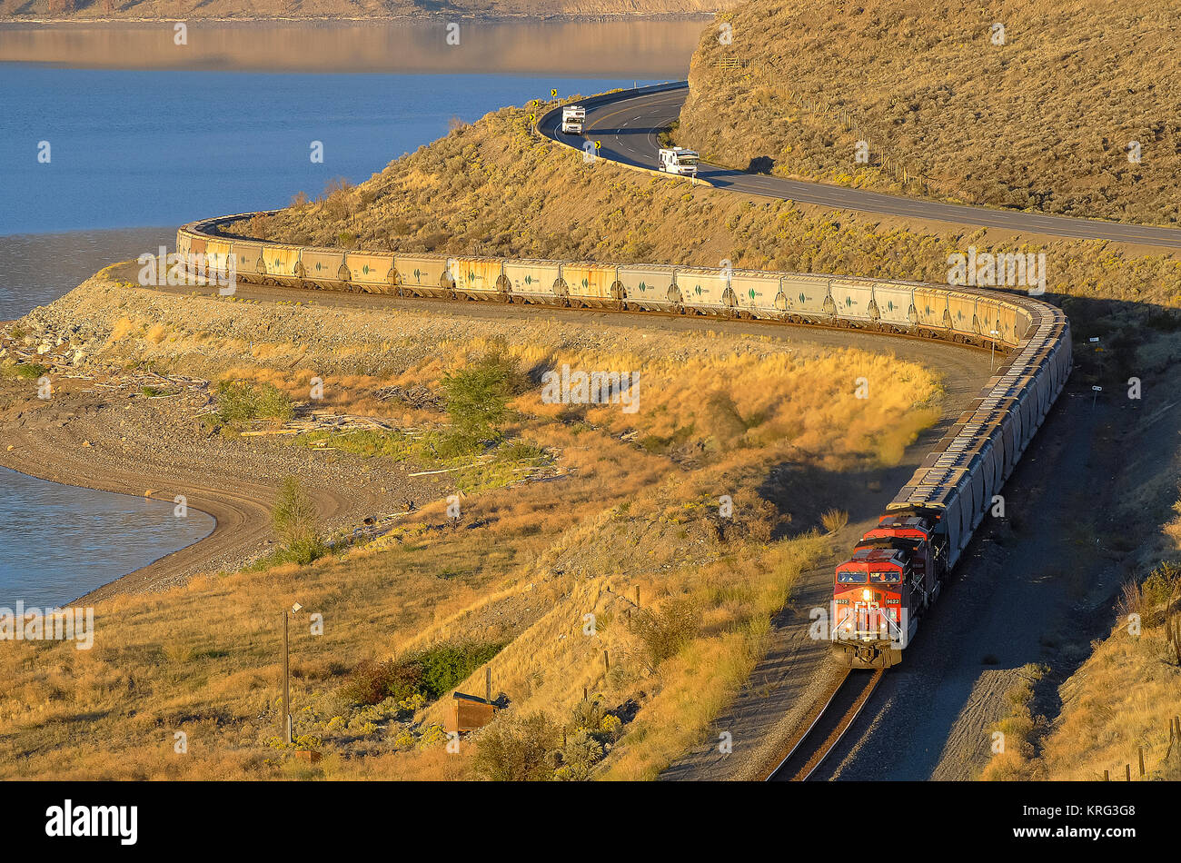 Hlw-Kali- Zug Richtung Westen führt Kamloops Lake BC Stockfoto