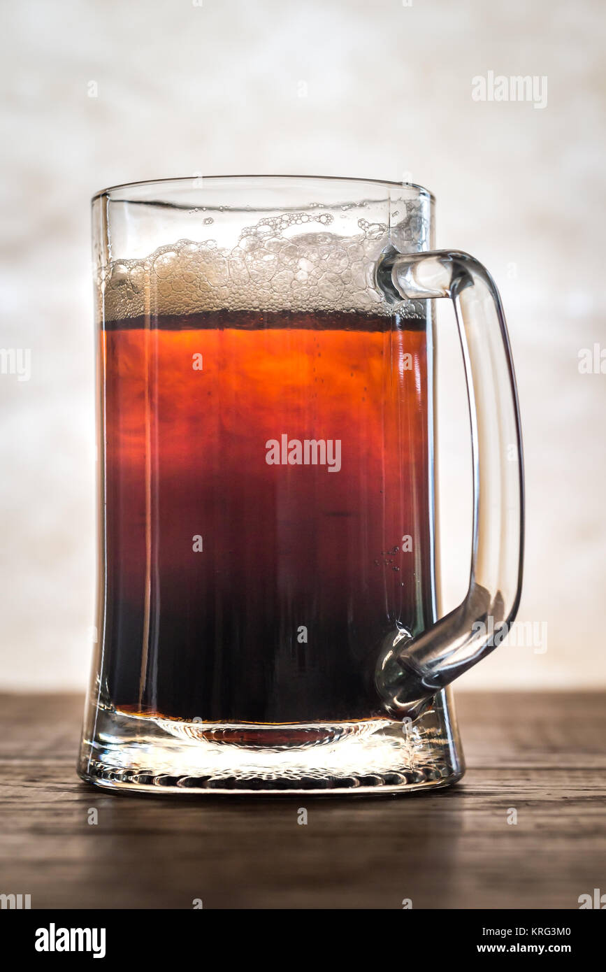 Schwarz und Tan-Bier Cocktail aus hellem und dunklen Bier im Becher Stockfoto