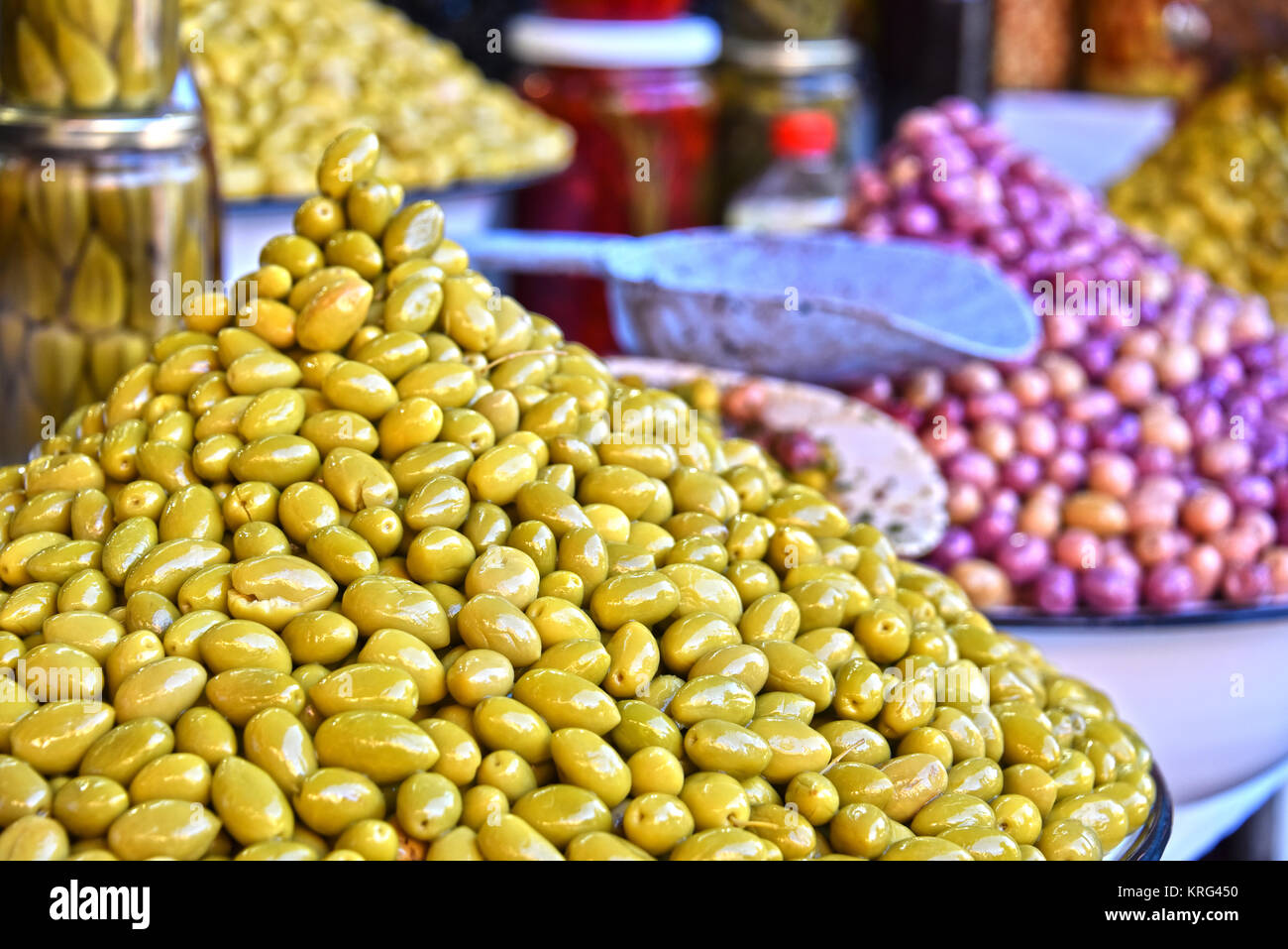 Verschiedene Oliven auf der arabischen Straße Marktstand Stockfoto