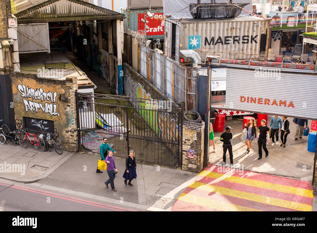 Pop-up Street Food Markt Ort namens Dinerama populär unter jungen trendigen Menschen in Shoreditch Yard, 19 Great Eastern Street, London, UK Stockfoto