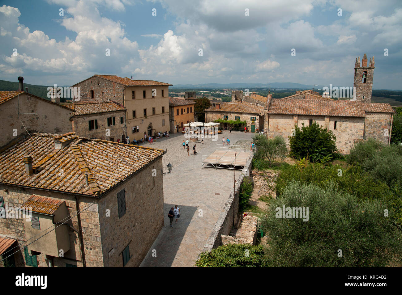 Romanische Chiesa di Santa Maria Assunta (Kirche Santa Maria Assunta) auf der Piazza Roma in mittelalterliche Stadt Monteriggioni, Toskana, Italien. 1 Augus Stockfoto