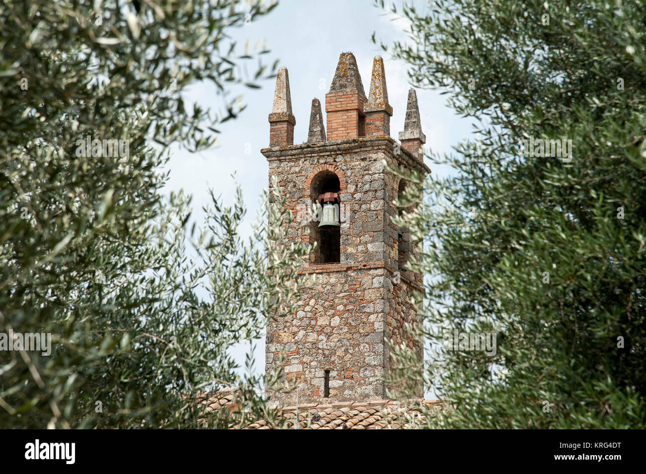 Romanische Chiesa di Santa Maria Assunta (Kirche Santa Maria Assunta) auf der Piazza Roma in mittelalterliche Stadt Monteriggioni, Toskana, Italien. 1 Augus Stockfoto