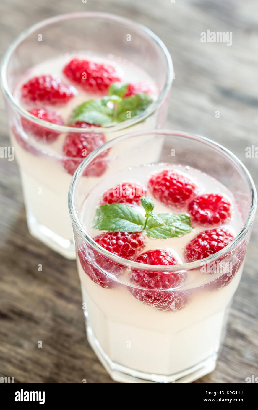 Sekt Himbeere - Limoncello Cocktail Stockfoto