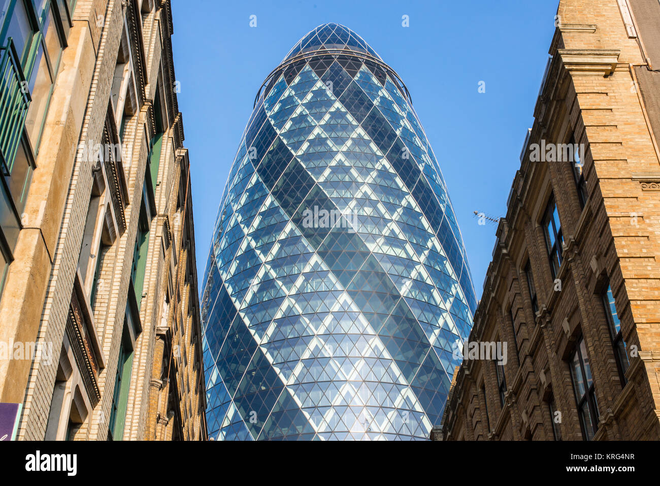 Blick auf die Gurke, 30 St Mary Axe Hochhaus Gebäude von unten hoch über dem nahe gelegenen Bürogebäude. St Mary Axe, London, UK. Stockfoto