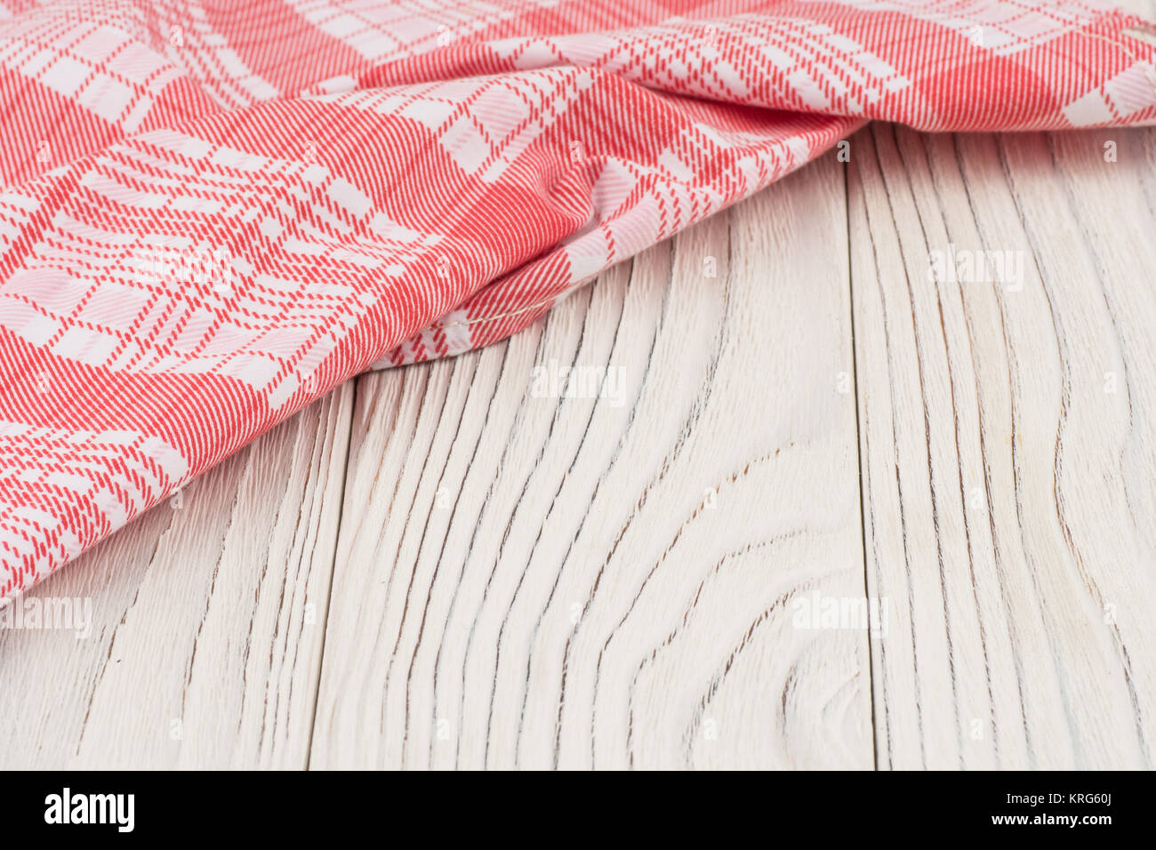 Rotes Tuch auf alte weiße Holztisch. Stockfoto