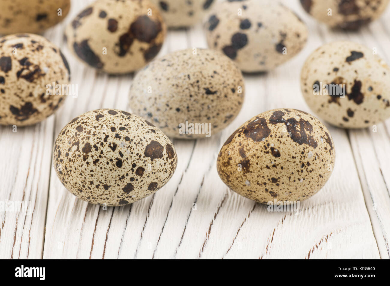 Wachteleier auf alte weiße Holztisch. Stockfoto