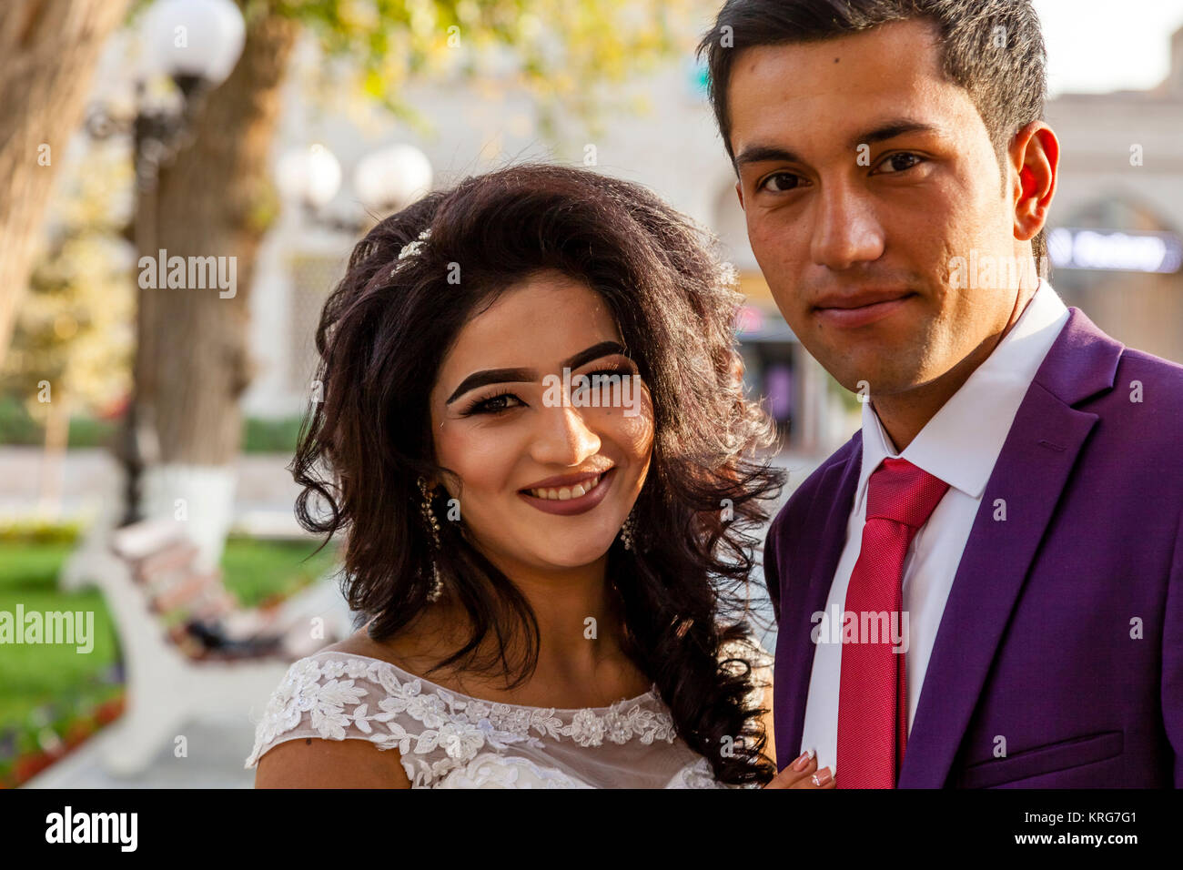 Eine attraktive junge USBEKISCHE Paar posieren für ein Foto Nach Heiraten, Buchara, Usbekistan Stockfoto