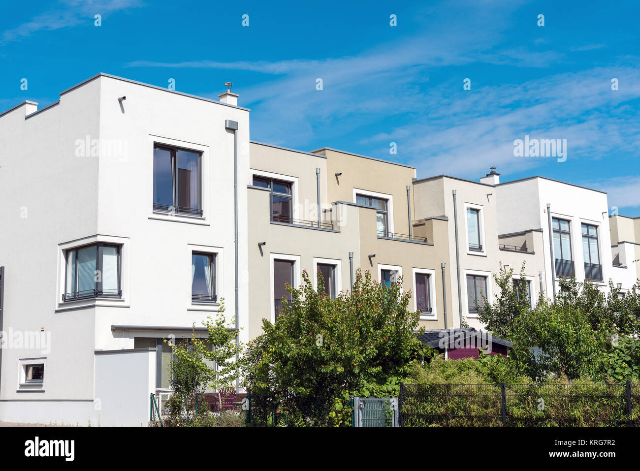 Neue weiße Reihenhäuser in berlin, deutschland Stockfoto