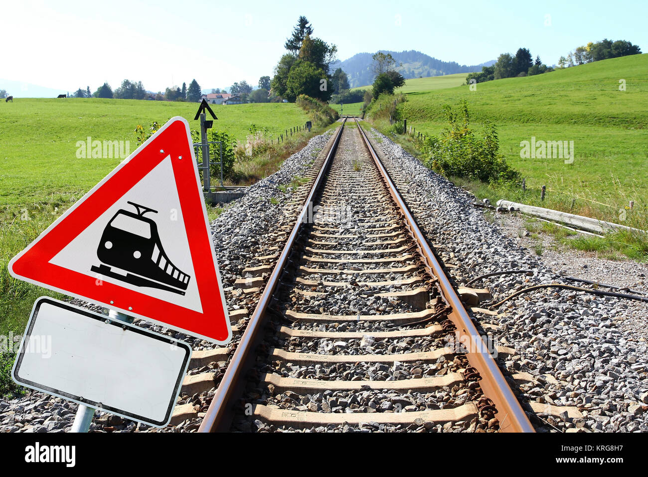 Der deutsche Zug. Bahnschild und Bahngleise Stockfoto