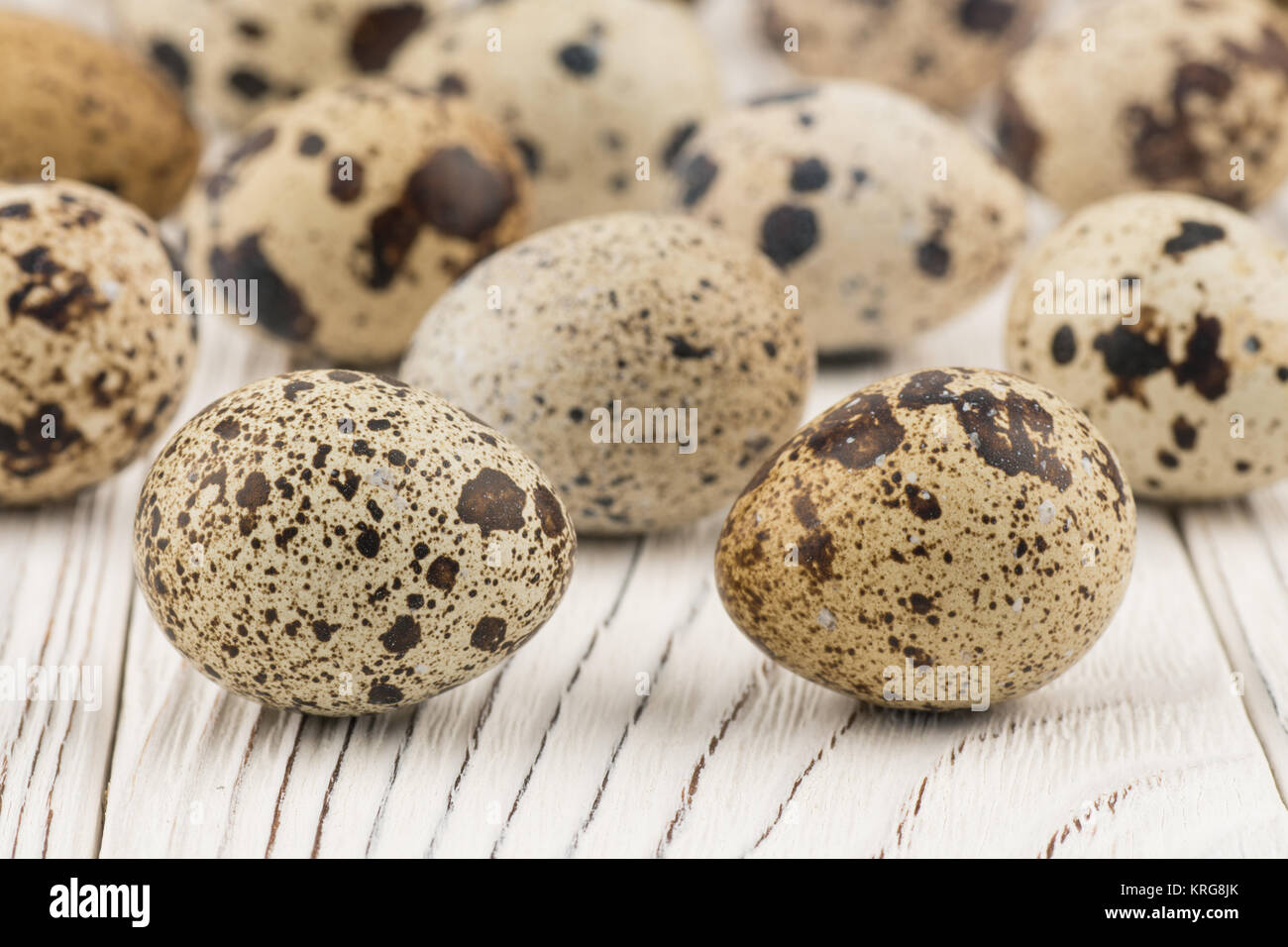 Wachteleier auf alte weiße Holztisch. Stockfoto