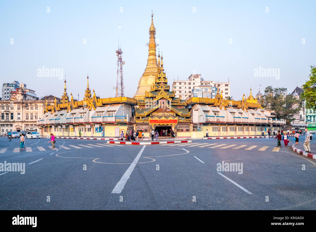 Sule Pagode liegt im Zentrum von Yangon entfernt. An der Kreuzung der Sule Pagoda Road und Mahabandoola Straße. Kyauktada Township. Yangon, Myanmar Stockfoto