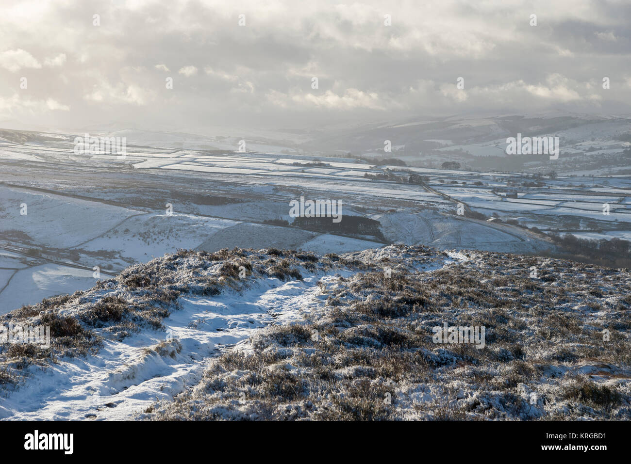 Schnee bedeckten Hügeln in der Nähe von neuen Mühlen in der High Peak, Derbyshire, England. Stockfoto