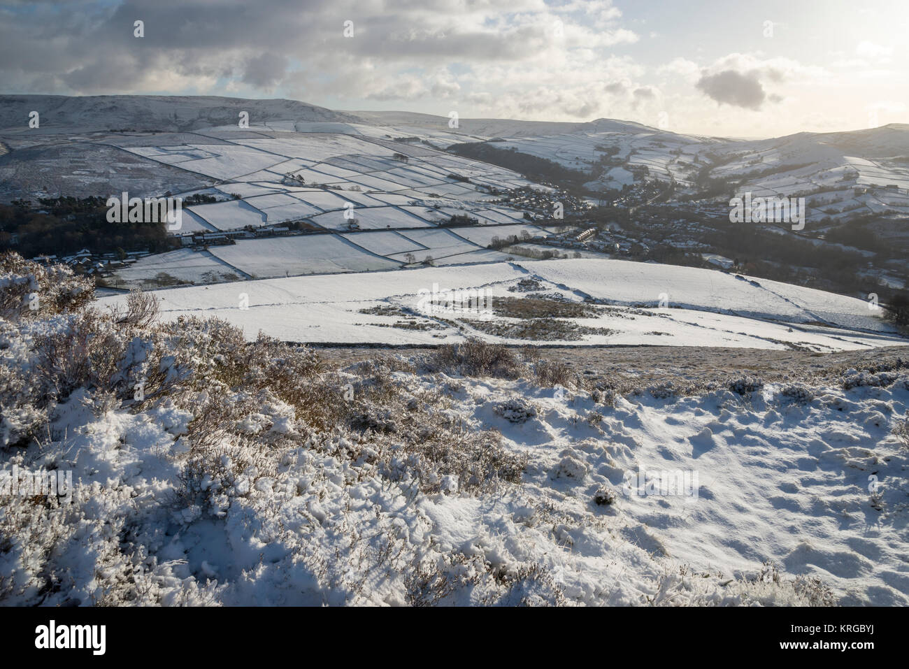 Das Dorf Hayfield von Laterne Hecht auf einer kalten und verschneiten Morgen im Peak District, Derbyshire, England gesehen. Stockfoto