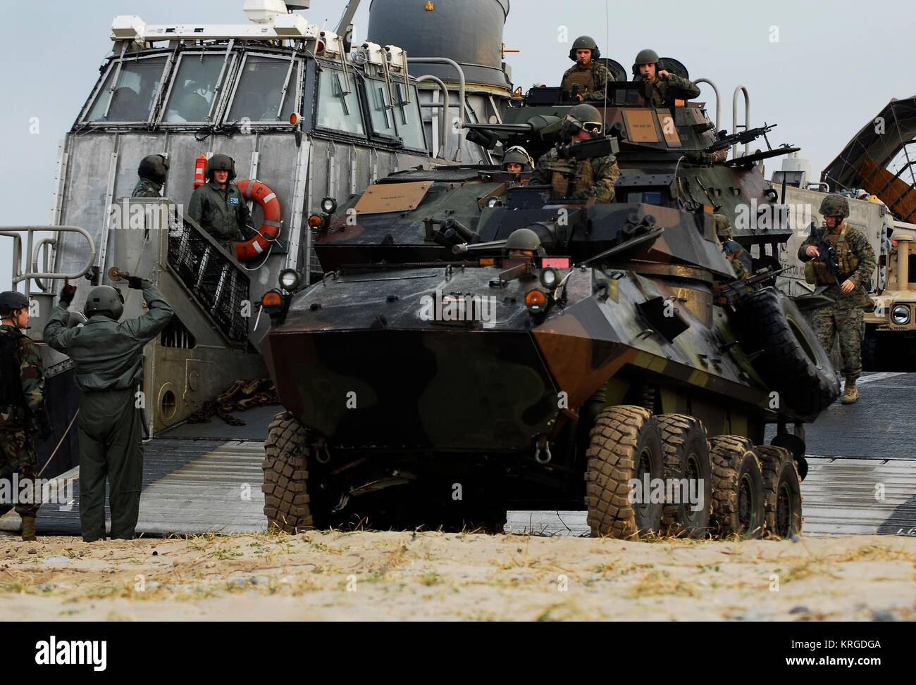 Us-Marines assault Fahrzeug aus einem Landing Craft air cushion Entladen während einer Strand Angriff probe Training bei Hwajinri Strand 4. November 2009 in Pohang, Republik Korea. Stockfoto