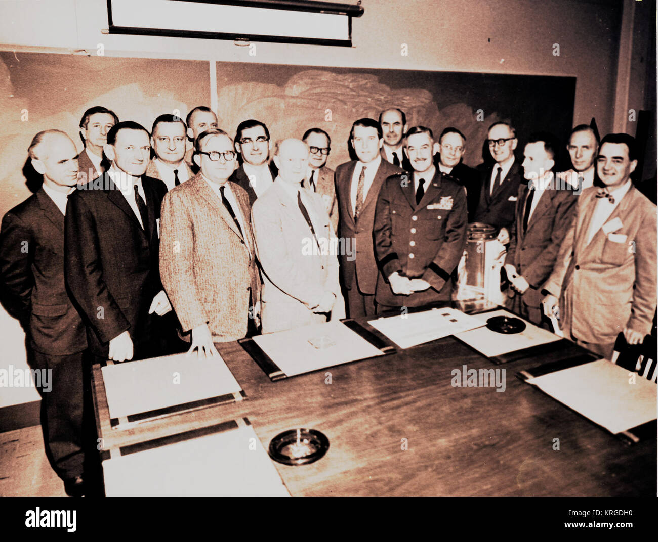 Wichtige Mitarbeiter von Von Braun, Wernher - DR. POSE MIT MAJOR GENERAL MEDARIS, J. B. UNMITTELBAR VOR DER BEIDEN LETZTGENANNTEN AUSSCHEIDEN AUS DER ARMEE IM HERBST 1959 VonBraunTeam 1959 - Original Stockfoto