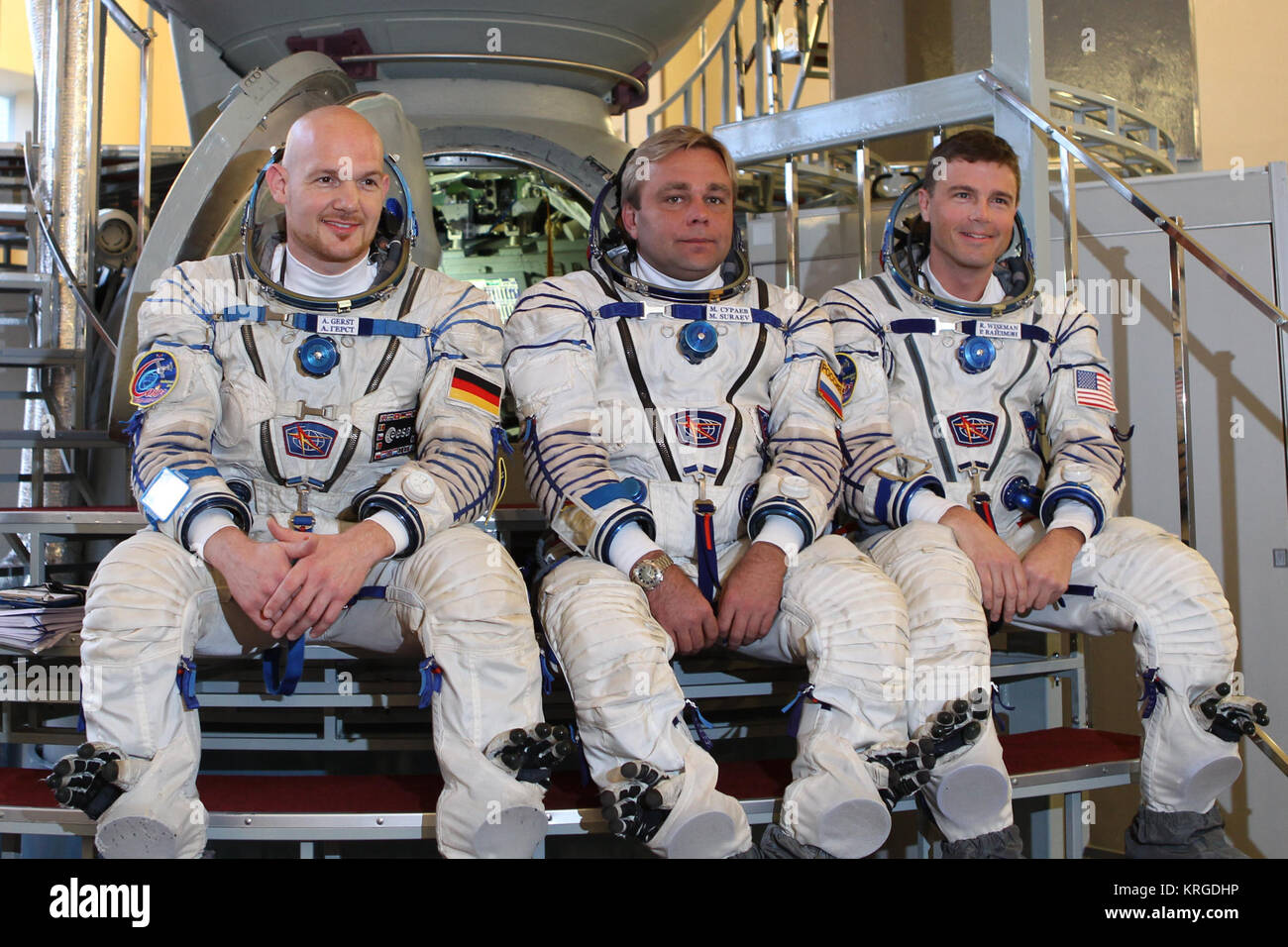 Im Gagarin Cosmonaut Training Centre in Star City, Russland, Expedition 38/39 backup Crewmitglieder Bordingenieur Alexander Gerst der Europäischen Weltraumorganisation (links), Sojus Commander Max Suraev (Mitte) und der NASA-Flugingenieur Reid Wiseman (rechts) posieren für Fotos vor einer Sojus simulator Oktober 18, 2013, wie sie in der Qualifikation Prüfung Simulationen teilgenommen. Sie sind die Sicherung der Prime Crewmitglieder, NASA-Flugingenieur Rick Mastracchio, Sojus Commander Mikhail Tyurin und Flugingenieur Koichi Wakata der Japan Aerospace Exploration Agency, die geplant sind, Nov. 7, loc Stockfoto