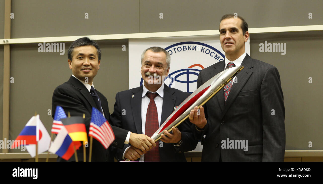 Im Gagarin Cosmonaut Training Centre in Star City, Russland, Expedition 38/39 Flugingenieur Koichi Wakata der Japan Aerospace Exploration Agency (links), Sojus Commander Mikhail Tyurin (Mitte) und der NASA-Flugingenieur Rick Mastracchio (rechts) posieren für Fotos mit einem Modell der Olympischen Fackel nach einer Crew Nachrichten Konferenz Oktober 22, 2013. Das Trio wird gestartet, Nov. 7, kasachischen Zeit vom Kosmodrom Baikonur in Kasachstan mit einer Sojus TMA-11 M Sonde für den Start einer sechsmonatigen Mission auf der Internationalen Raumstation. Mit ihnen wird eine der Olympischen Fackeln verwenden Stockfoto