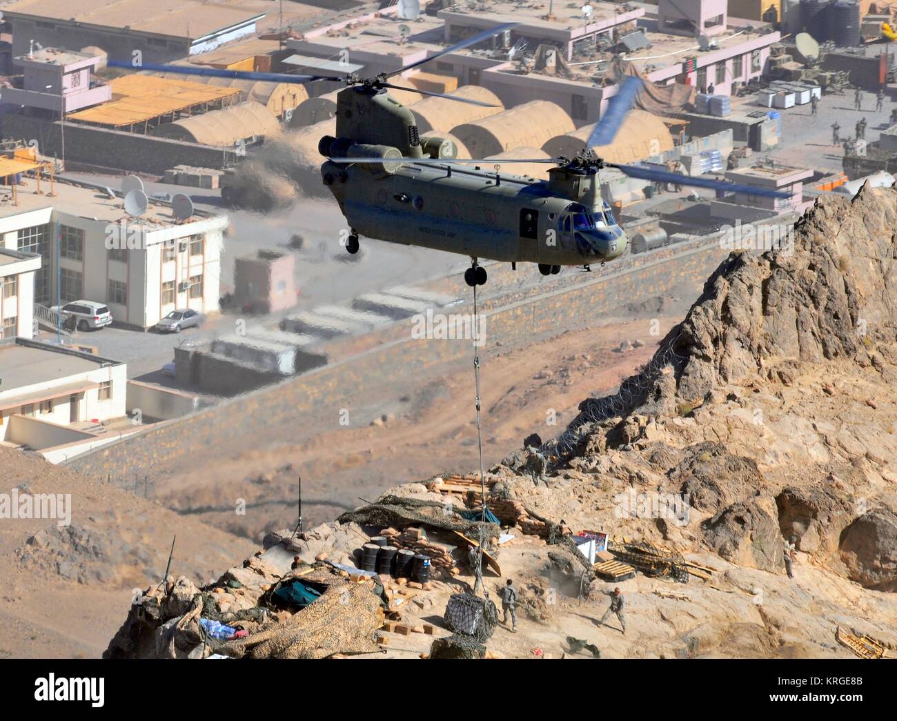 Eine Boeing CH-47 Chinook Hubschrauber hebt Schlingen von der Schleuder-load resupply Mission an einem Berghang entlang der operativen Koordinierung Zentrum Bezirk 8. November 2010 in der arghandab River Valley, Afghanistan. Stockfoto