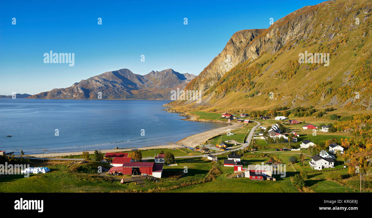 Mit Blick auf das Dorf Grotfjord, Kvaloy, in der Nähe von Tromsø, Troms, Norwegen. Die Insel von Vengsoy ist in der Ferne. Stockfoto