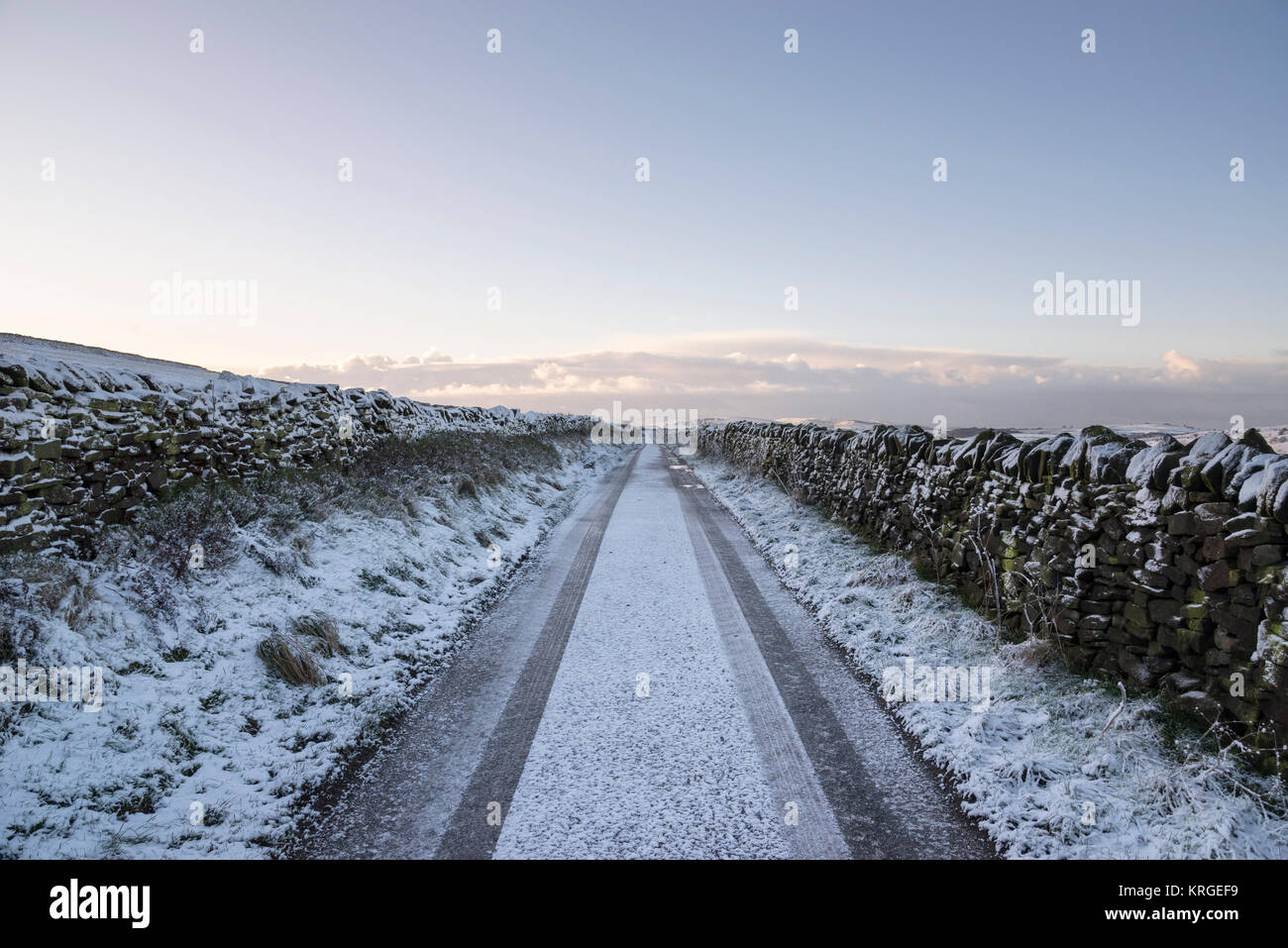 Vereisten Landstraße an einem strahlenden Wintermorgen in Nordengland. Stockfoto