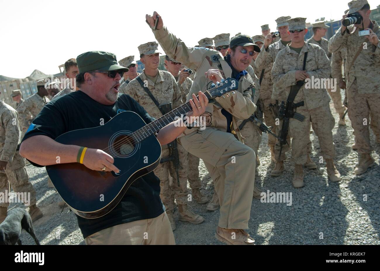 Songwriter Bob Dipiero (links) und Country Music Singer Kix Brooks von Brooks & Dunn durchführen für die US-Marine Soldaten im Camp Hanson während eines USO Holiday tour Dezember 16, 2010 in der Provinz Helmand, Afghanistan. Stockfoto