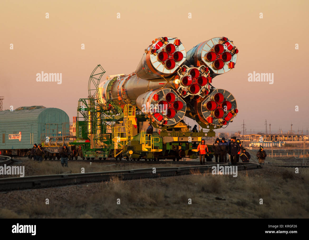 Die Sojus TMA-11 M Rakete wird durch Zug am Dienstag zur Startrampe gerollt, Nov. 5, 2013, auf dem Kosmodrom Baikonur in Kasachstan. Start der Sojus-Rakete ist für November 7 geplant und wird senden Expedition 38 Sojus Commander Mikhail Tyurin von Roskosmos, Flugingenieur Rick Mastracchio der NASA und Flugingenieur Koichi Wakata der Japan Aerospace Exploration Agency auf einen sechsmonatigen Mission an Bord der Internationalen Raumstation. Photo Credit: (NASA/Bill Ingalls) Expedition 38 Sojus Rollout (201311050014 HQ) Stockfoto