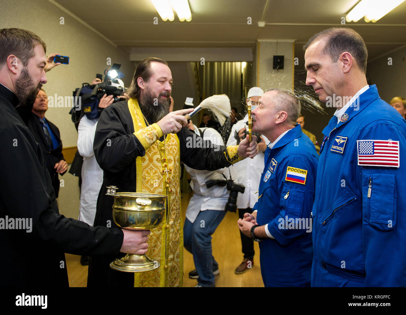 Expedition 38 Sojus Commander Mikhail Tyurin von roskosmos erhält den traditionellen Segen von einem Russisch-orthodoxen Priester an den Kosmonauten Hotel vor seiner Einführung auf der Sojus zur Internationalen Raumstation mit Flugingenieur Koichi Wakata der Japan Aerospace Exploration Agency, und Flugingenieur Rick Mastracchio der NASA, Donnerstag, November 7, 2013, in Baikonur, Kasachstan. Tyurin, Wakata und Mastracchio wird in der Sojus TMA-11 M Raumfahrzeug zur Internationalen Raumstation starten einen sechsmonatigen Mission zu beginnen. Photo Credit: (NASA/GCTC/Irina Beshkova) Sojus TMA-11 M Crew B Stockfoto