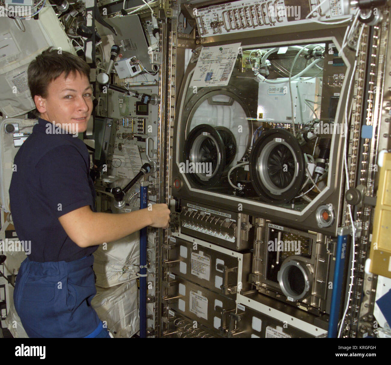 ISS-05 Peggy Whitson arbeitet in der Nähe von den Handschuhkasten für Schwerelosigkeitsforschung Stockfoto